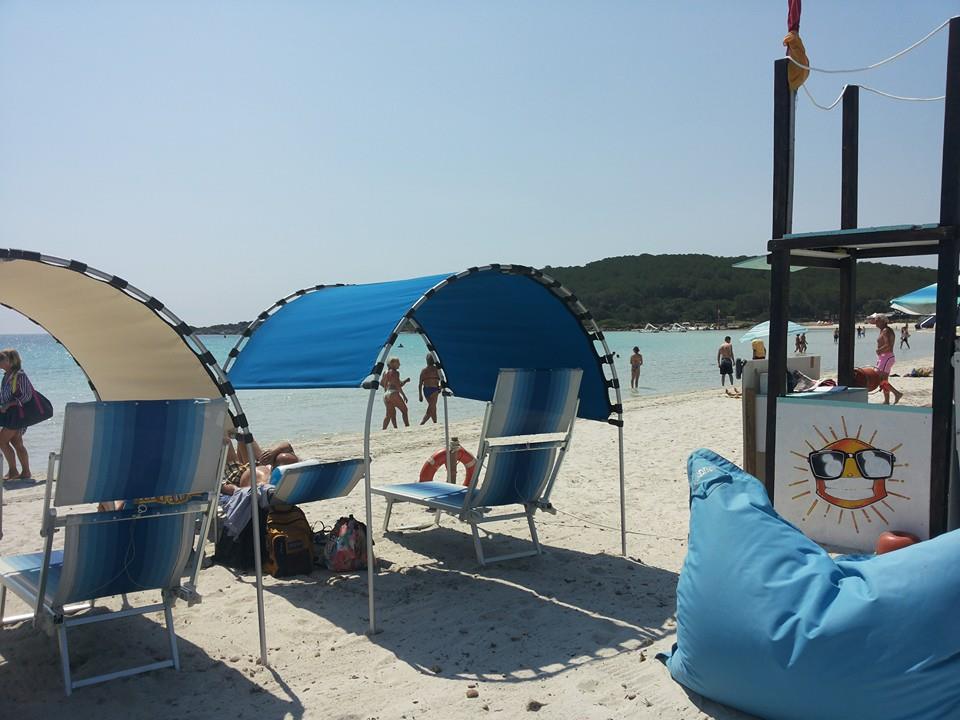 stabilimento balneare con ombrelloni ad arco