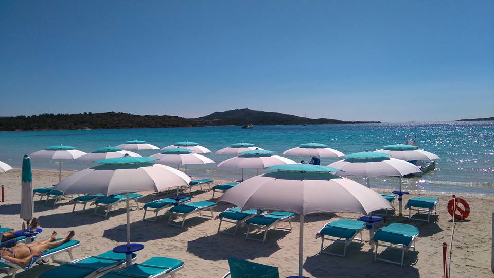 stabilimento balneare con sdraio celesti