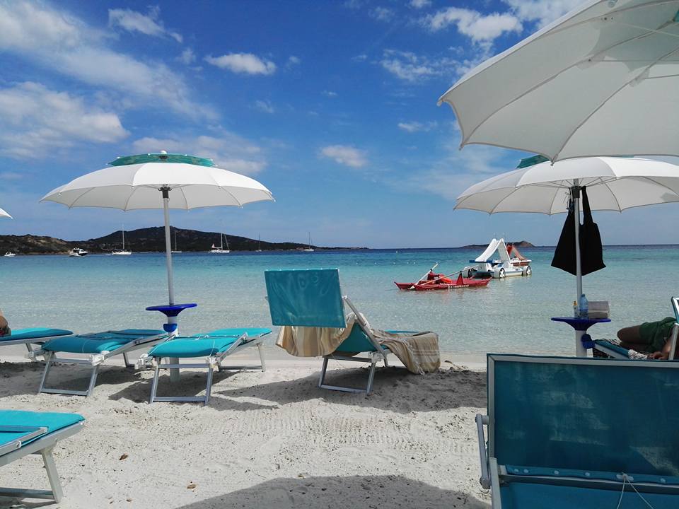 spiaggia con lettini e ombrelloni aperti