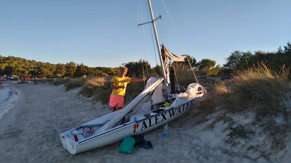 piccola barca a vela sulla spiaggia