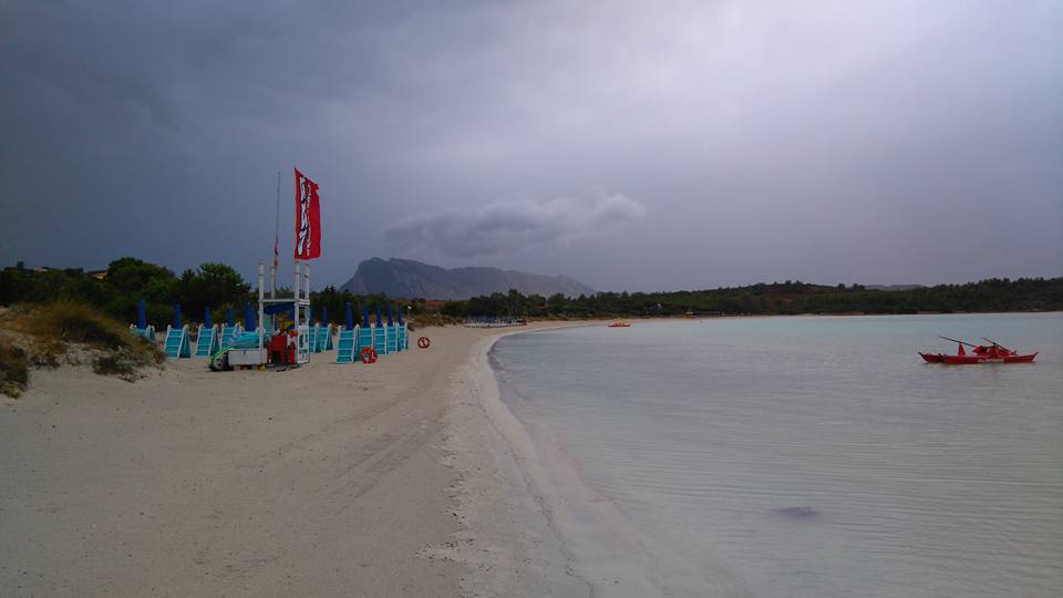 spiaggia deserta con mare calmo