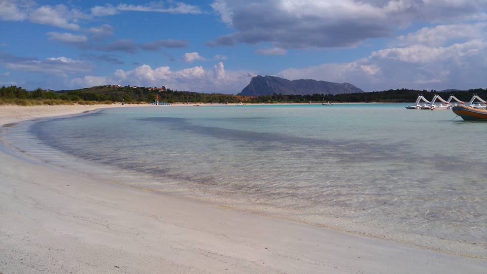 spiaggia con isola in lontananza