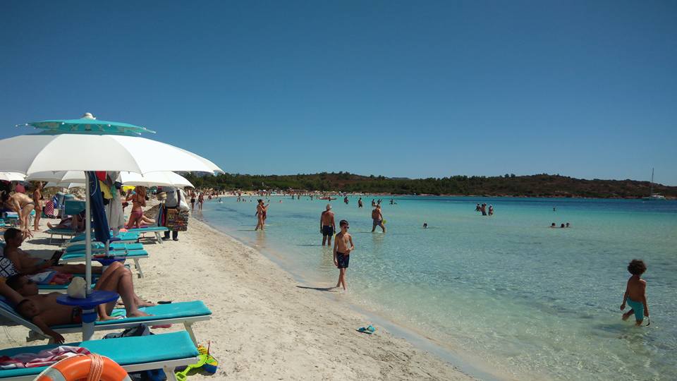 spiaggia con bagnanti in acqua
