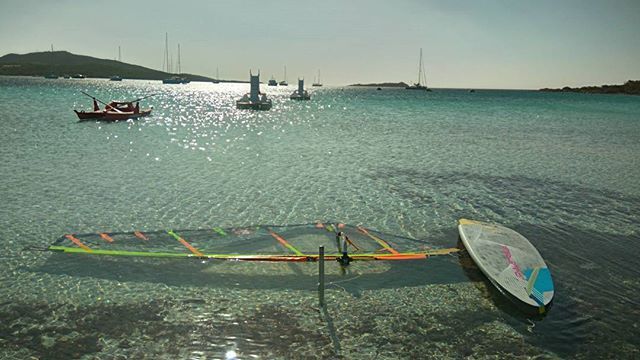 tavola da windsurf sull'acqua