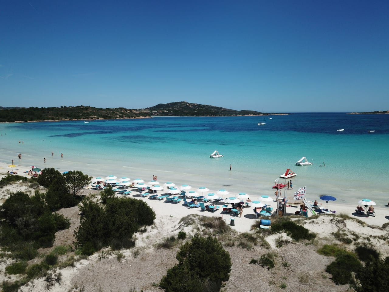 stabilimento balneare con spiaggia cristallina