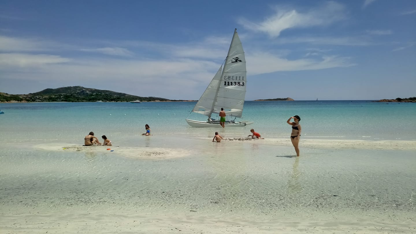 barca a vela sulla riva