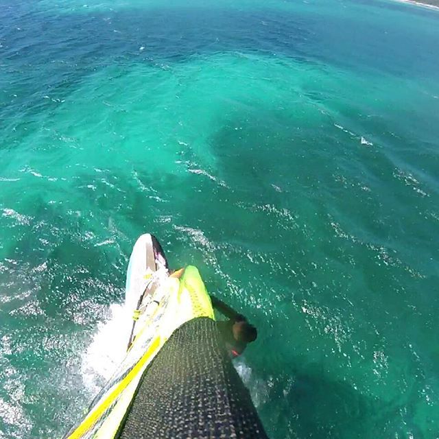 ragazzo che pratica windsurf