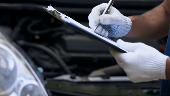Veicoli in attesa di riparazione all'interno dell'officina