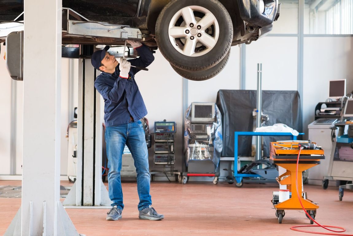 Riparazione di un'auto in officina
