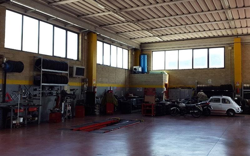 Ponteggi e pneumatici presso l'officina opel Marson Mirko