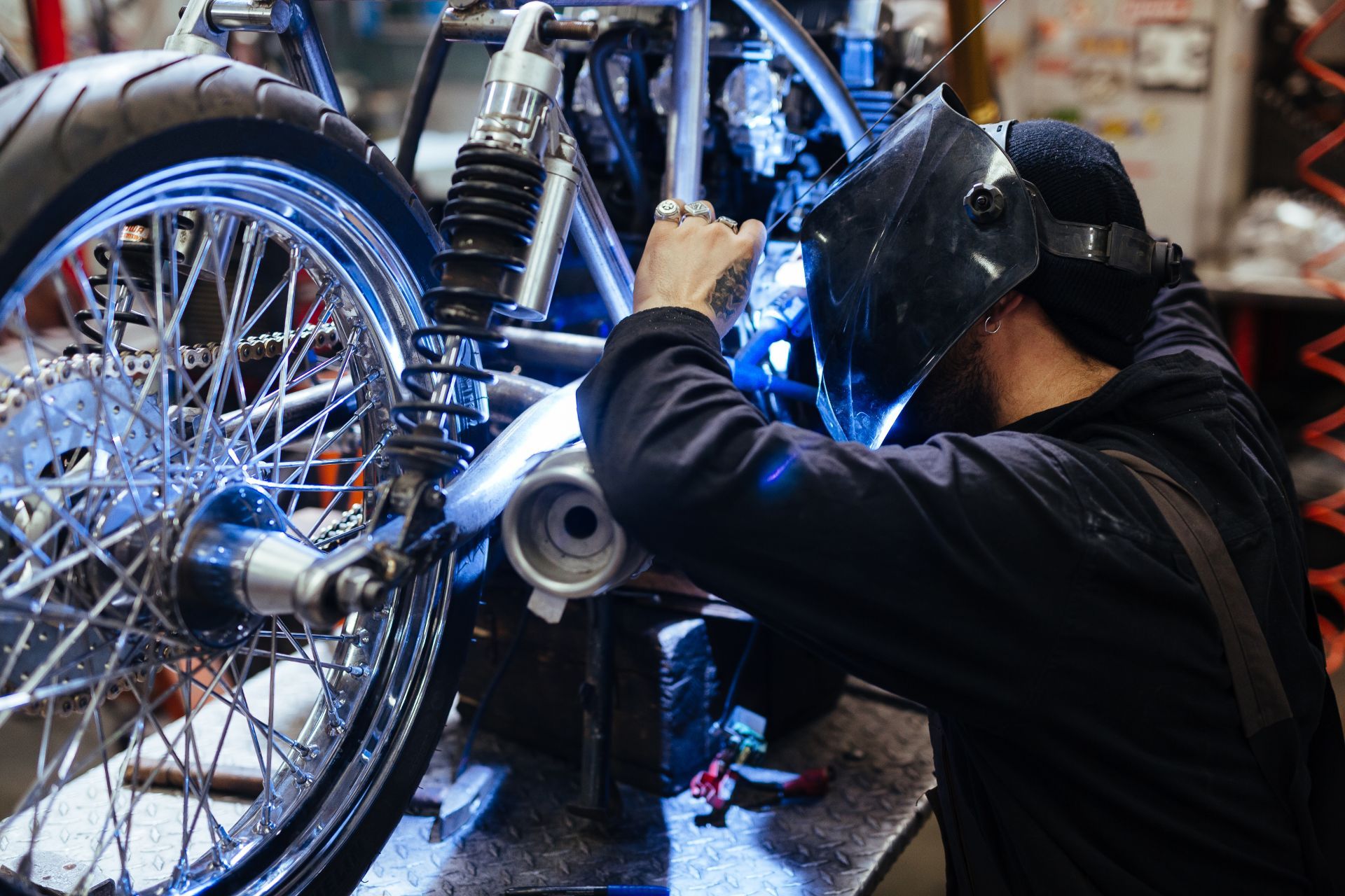 Tecnico specializzato ripara una motocicletta