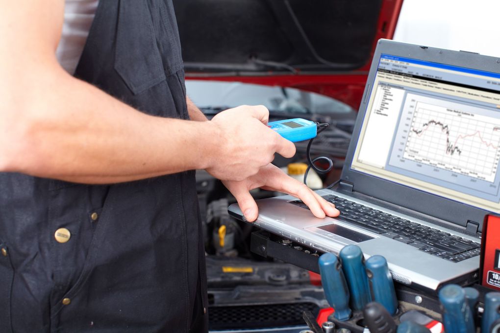 Meccanico utilizza strumenti all'avanguardia per individuare un guasto