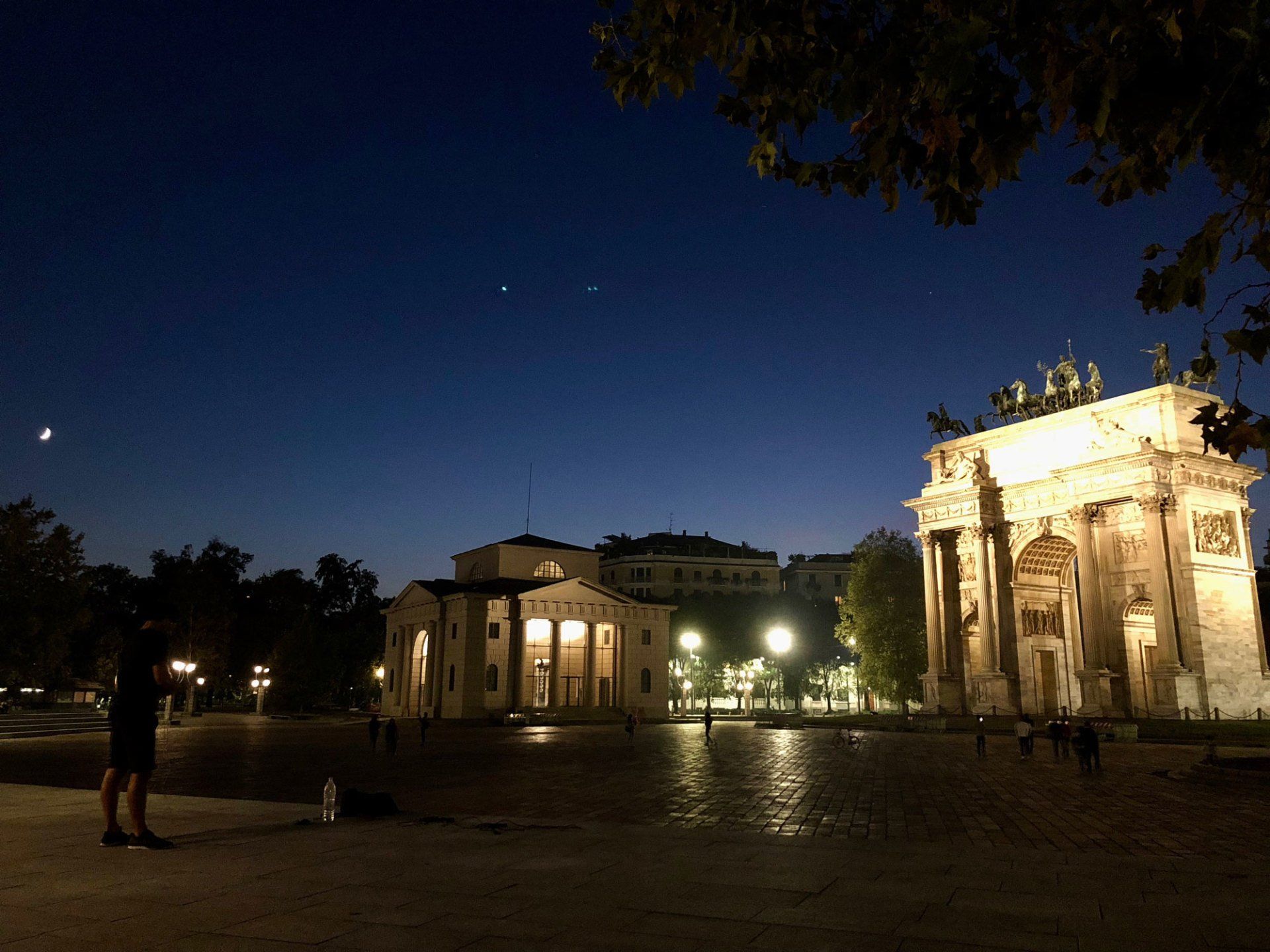 un uomo si trova di fronte a un edificio di notte
