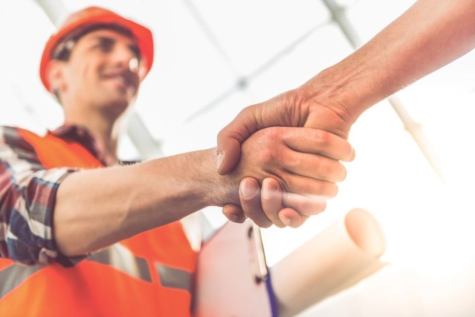 stretta di mano tra operatore dell'impresa edile e cliente soddisfatto