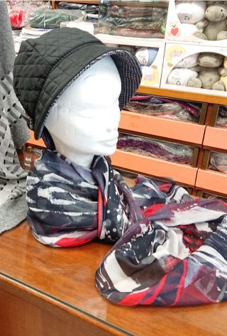 cappello e foulard da donna
