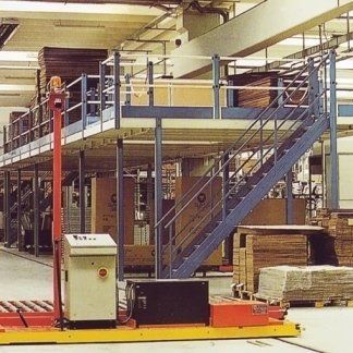 Una scala in un magazzino con scatole sul pavimento