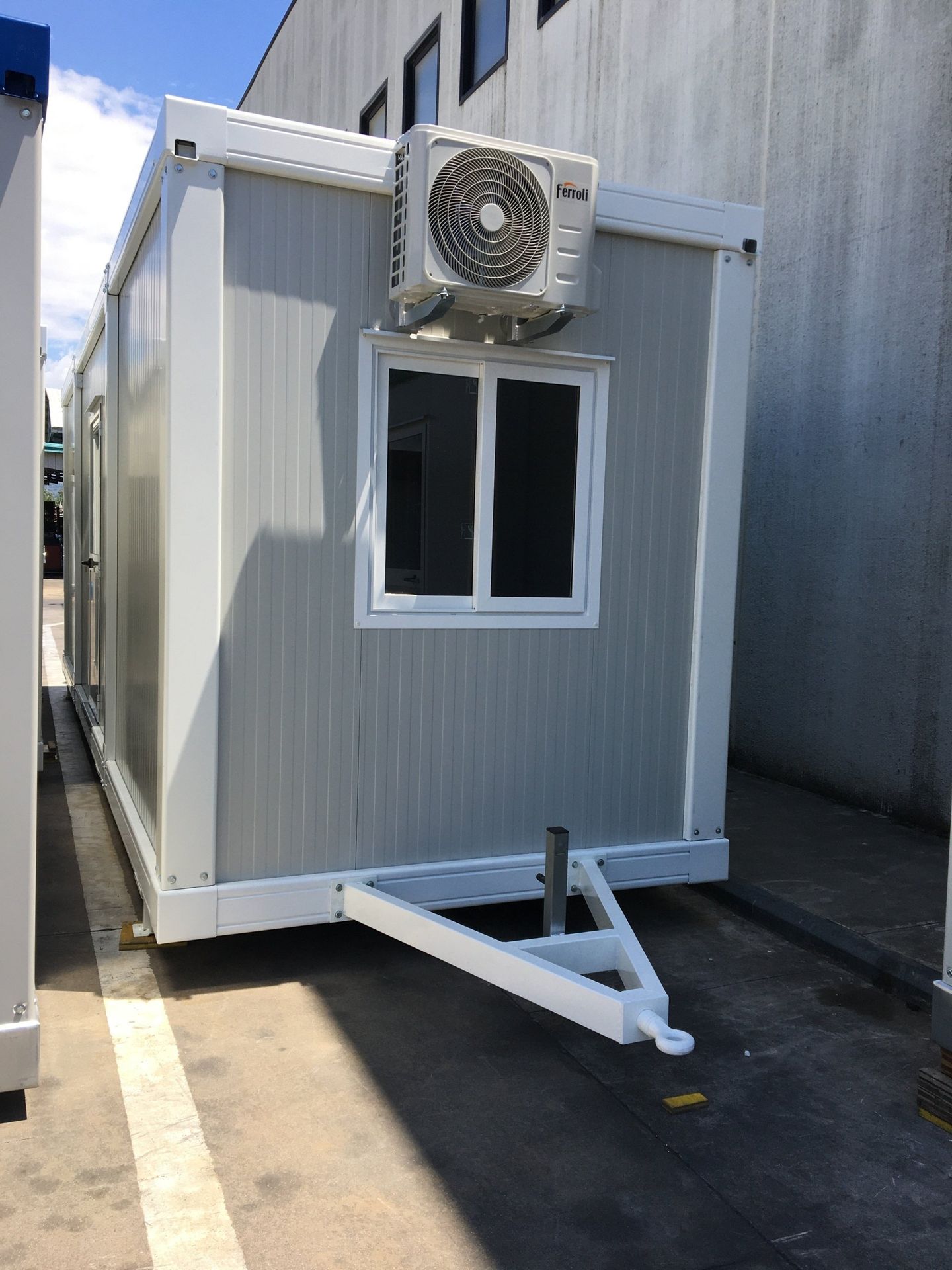 Un rimorchio con un ventilatore attaccato al lato