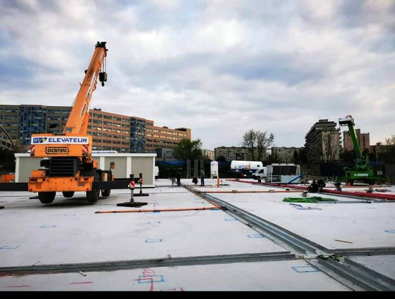 Una gru gialla è parcheggiata in un cantiere edile