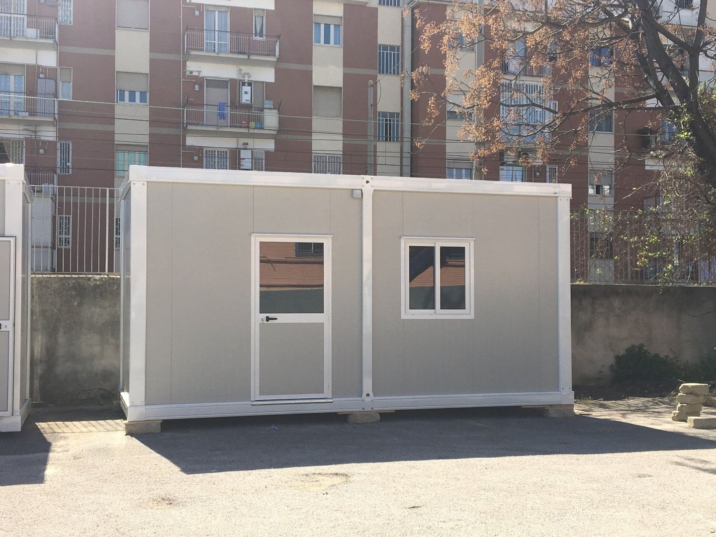 Un piccolo edificio con due finestre e una porta