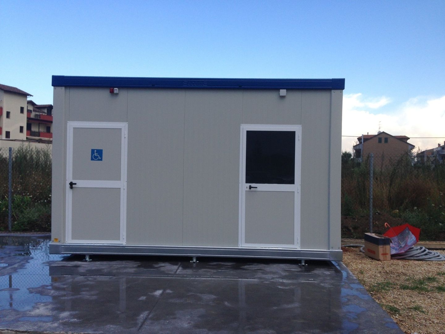 Un edificio con un cartello di handicap sulla porta