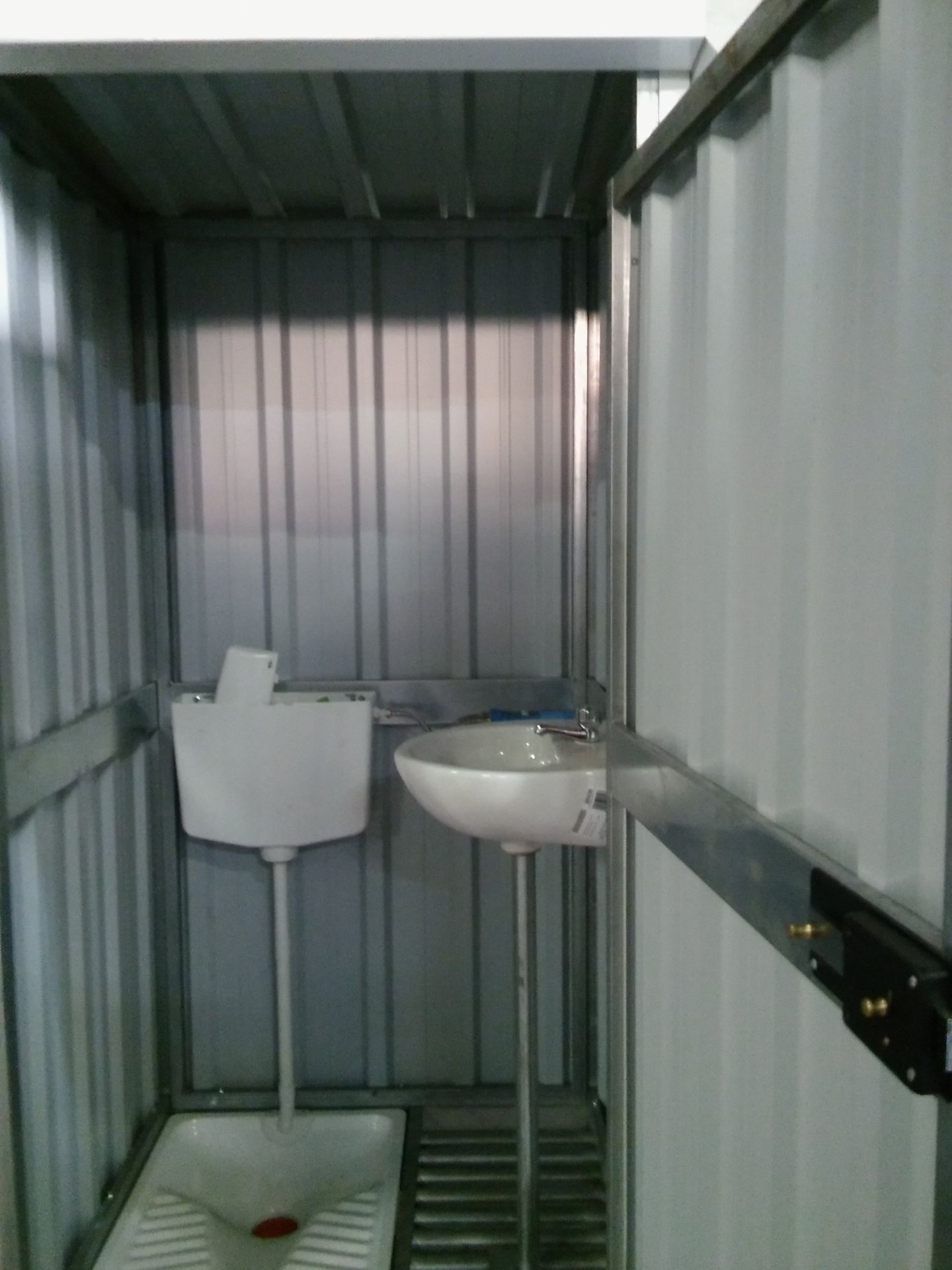Un piccolo bagno con wc e lavandino