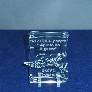Targa in plexiglass a forma di pergamena con l'immagine di una colomba e frasi per celebrare la santa cresima