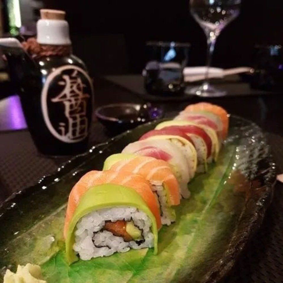 Sushi su vassoio