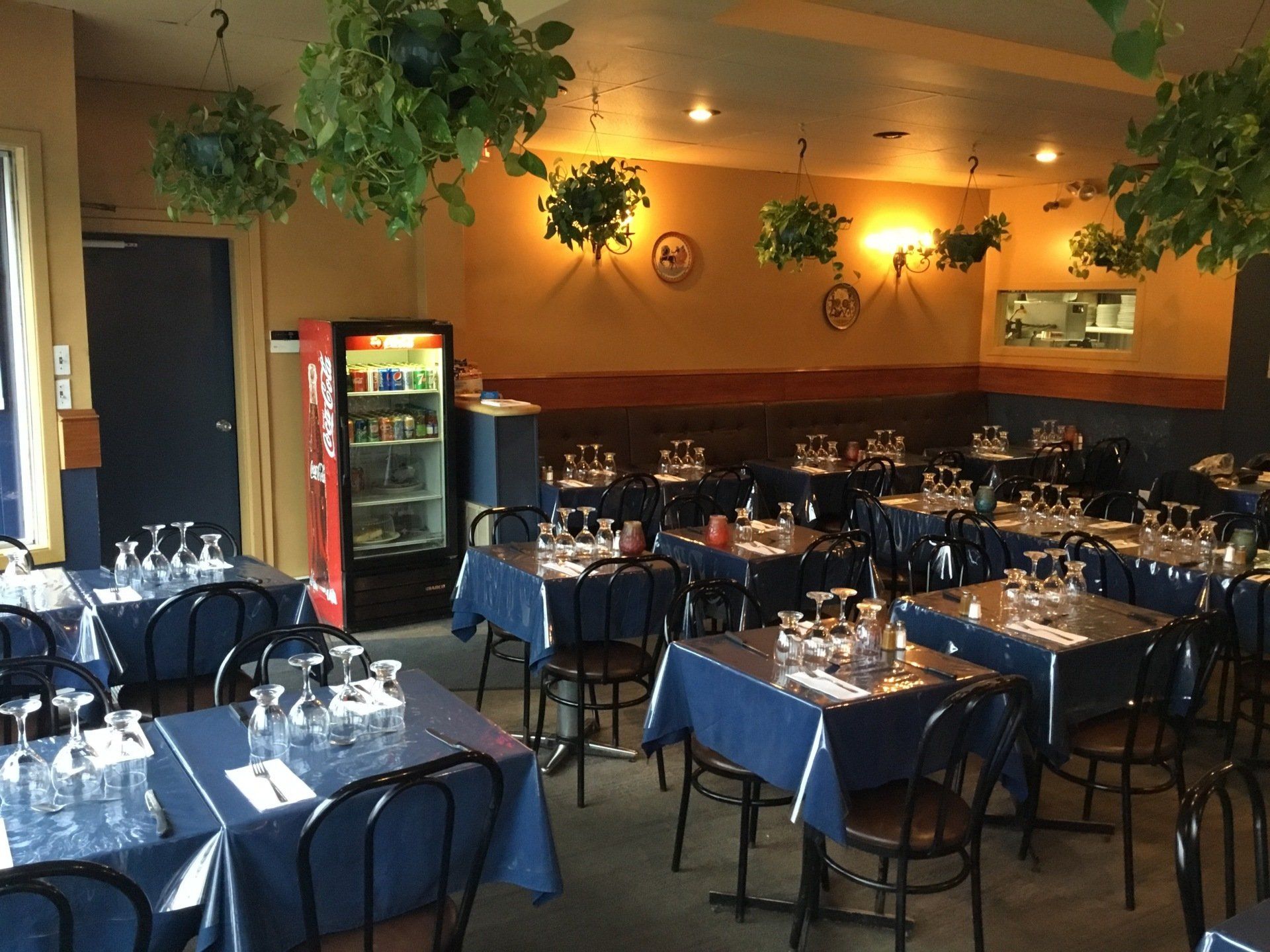 restaurant avec plusieurs tables et couverts blancs
