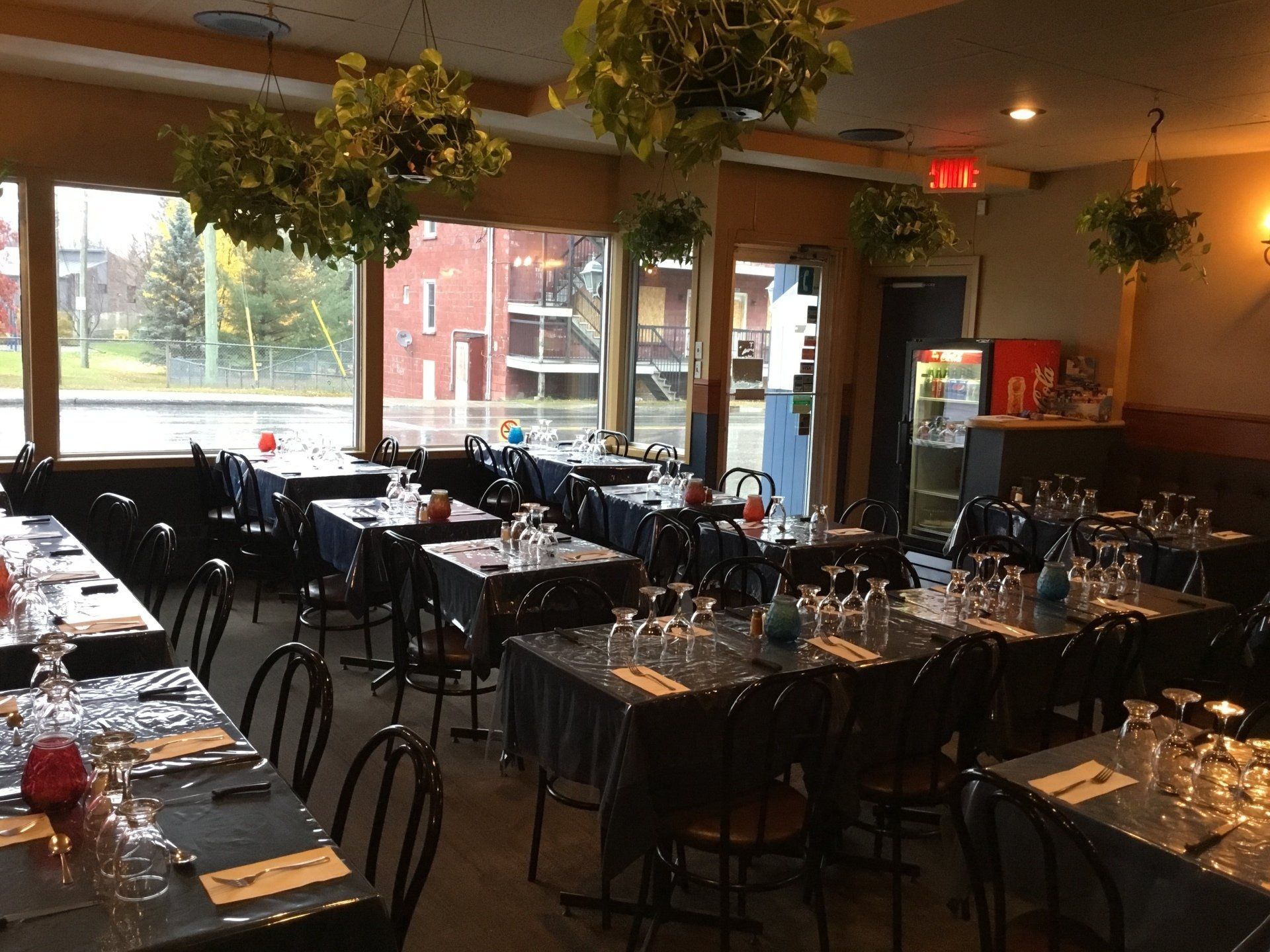 restaurant avec plusieurs tables avec nappe bleue