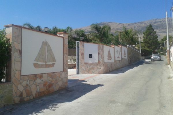 lavori artistici con quarzite fuori da una villa