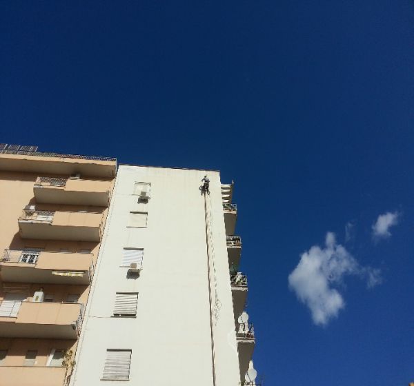 lavoro in quota su un condominio