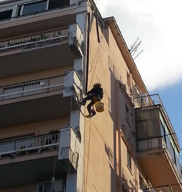 lavoro edile in quota su un palazzo