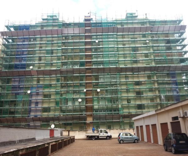 ristrutturazione della facciata di un edificio