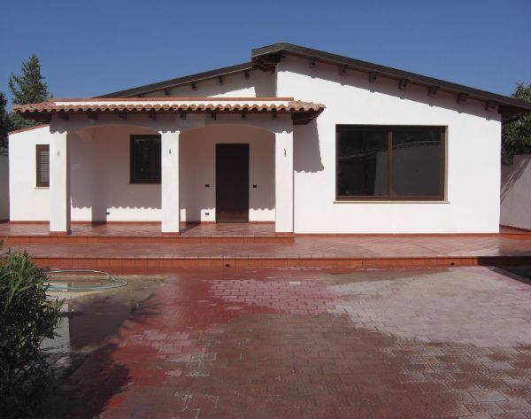 facciata esterna di una villa dopo ristrutturazione