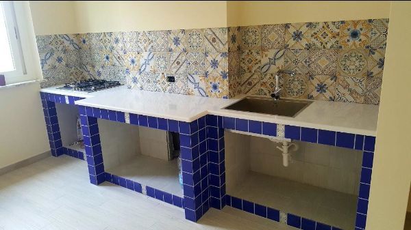 realizzazione di una cucina in muratura blu