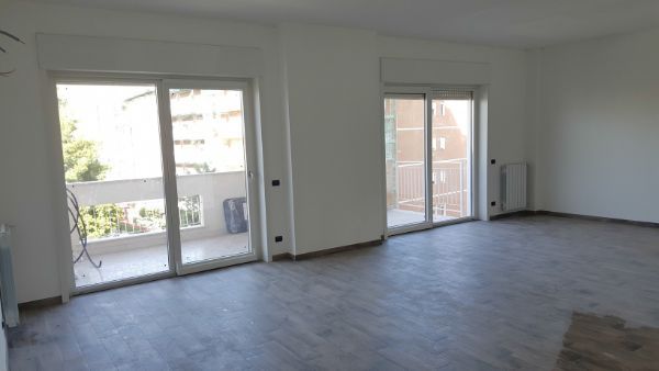 salotto ristrutturato con ampie vetrate