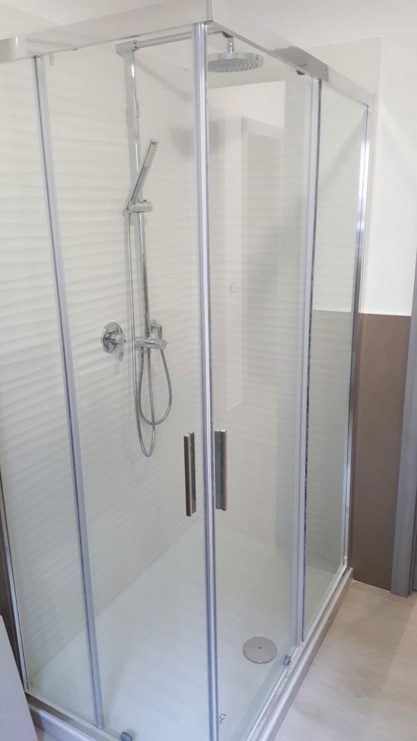 doccia moderna con rivestimento bianco
