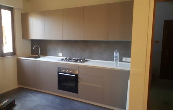 cucina lineare con pensili grigi