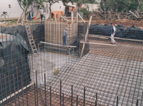 operai che realizzano una piscina