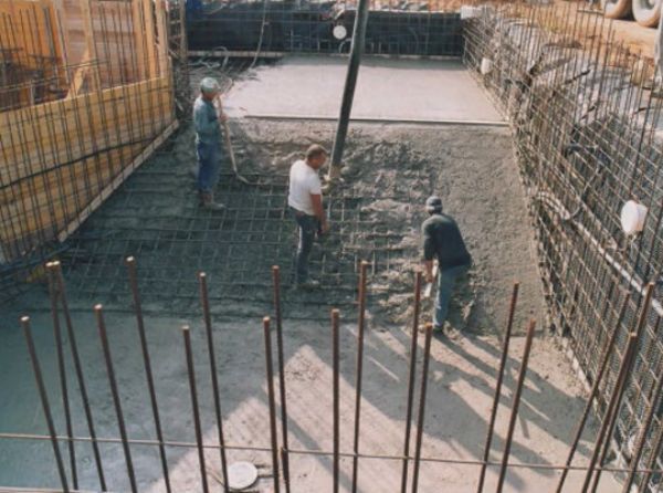 operai edili che realizzano una piscina