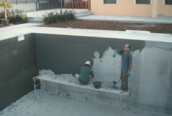 posa del calcestruzzo per la realizzazione di una piscina