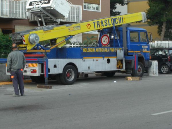 camioncino blu e giallo di un'impresa edile