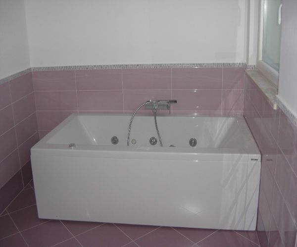 bagno ristrutturato con vasca bianca