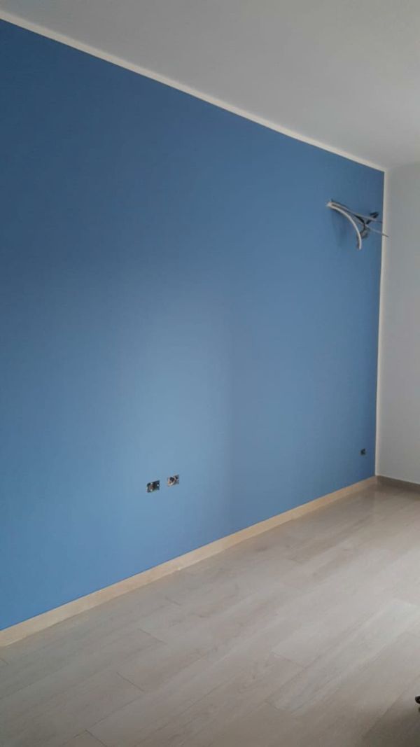 stanza con parete azzurra