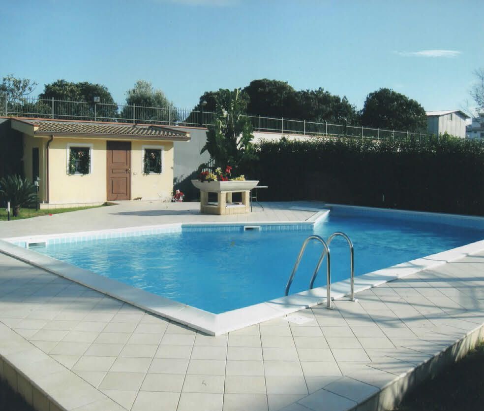 piscina in muratura blu