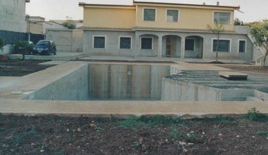 Costruzione di una piscina a sfioro
