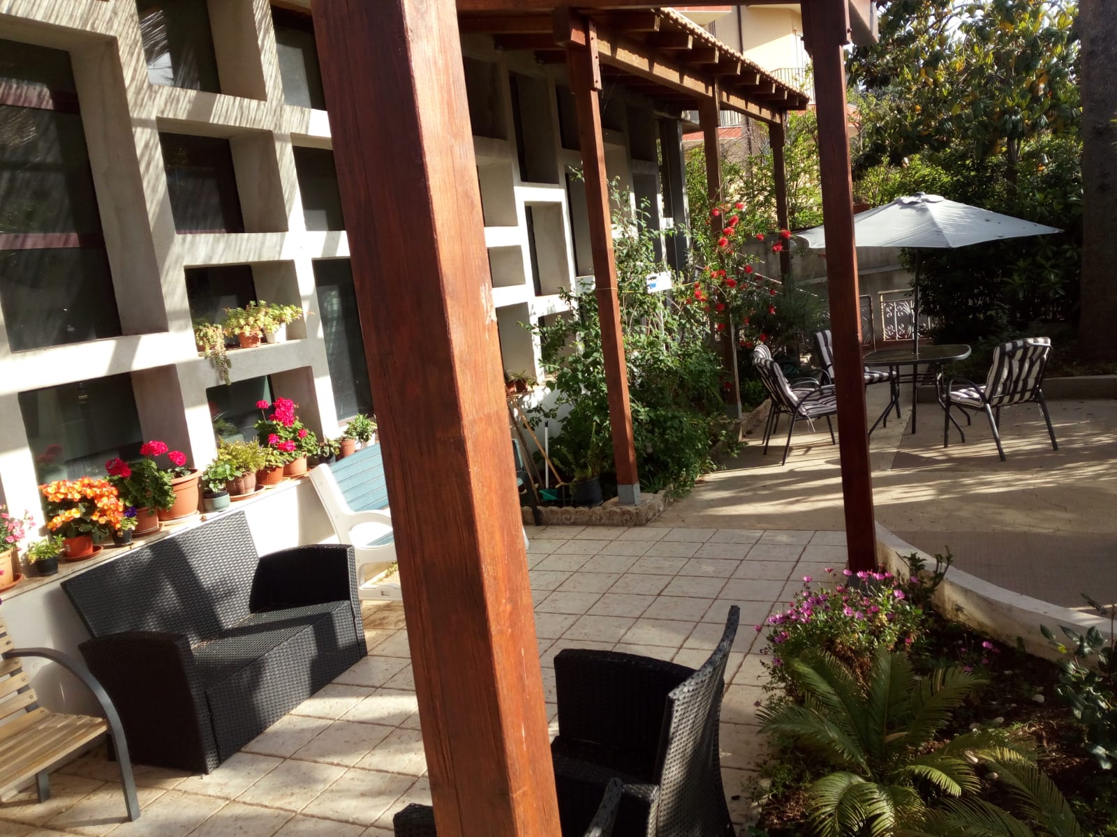 Giardino esterno di una residenza per anziani