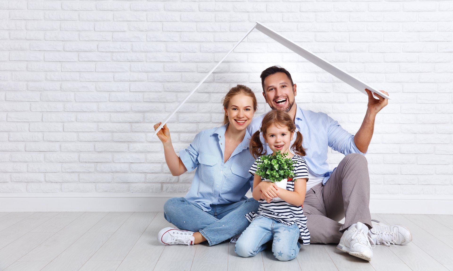 famille sous un toit en papier