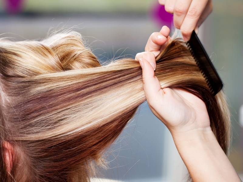 parrucchiera che taglia capelli