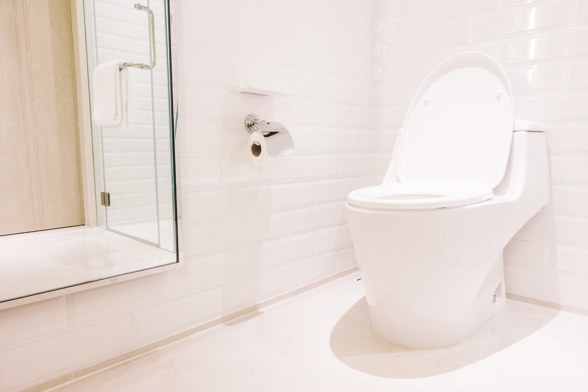 ¿Estar sentado en el baño por  largo tiempo causa hemorroides?